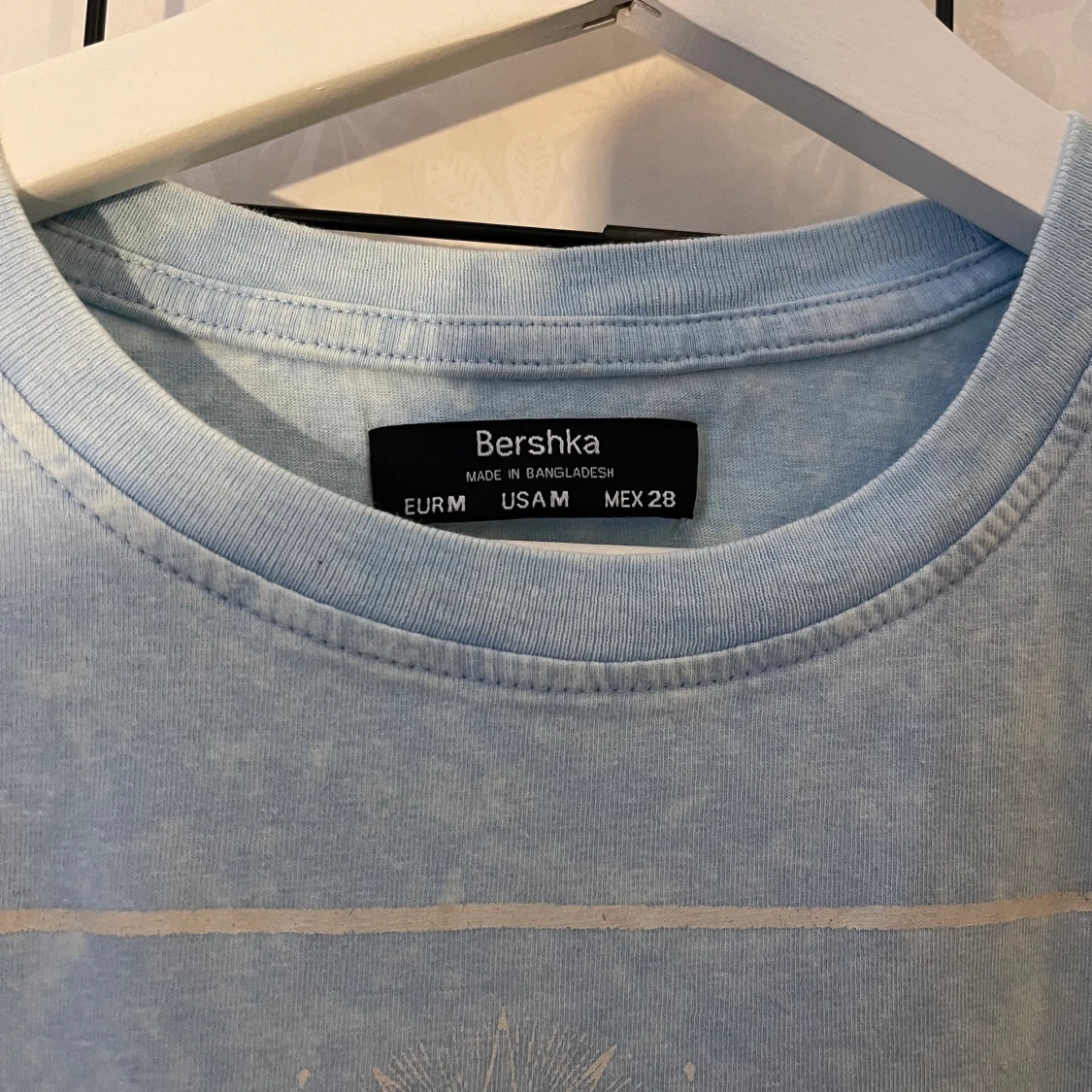 En baby blue  T-short från Bershka i storlek M  - 90