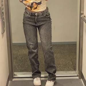 Gråa jeans från new yorker i storlek S, använt Max 2 gånger så de är som nya.🤍 (Jag är 162cm)