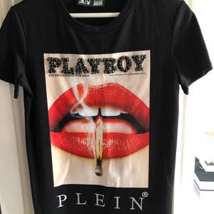 T-shirt med tryck och kristaller. Ur Playboy kollektionen från Philipp Plein. Stri i storlek så är en stor XS passar även en S. Tryck där bak finns på nätet att kolla upp. Helt oanvänd! Nypris ca 5000kr 
