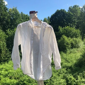 Vit skjorta  - Vit skjorta från märket stay, storlek medium men snygg oversized så passar även på mindre storlekar. Använt skick.