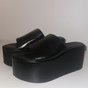 Sandaler med platå - Sandaler med platå från bershka. Endast använda 1 gång men är lite slitna framtill på ena skon. 