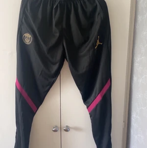 PSG X Jordan byxan - Lite strykning kanske behövs😆 men byxan är som ny pga jag kanske har användt den 1 gång. Byxan hör alltså ihop Med PSG X Jordan koftan som jag la ut tidigare Byxan har Storlek: L men passar folk med M och uppåt  För hela dressen kan ni bara skriva privat 