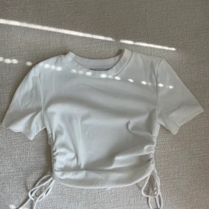 T-shirt Zara - Säljer denna superfina ribbade t-shirt från Zara! Använd 1-2 ggr💕 
