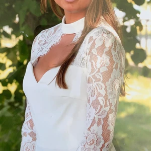 Vit spetsklänning - Perfekt att ha på studenten som jag hade!🌸 En vit spetsklänning som slutar ovanför knäna. Dragkedja i ryggen. Använd en gång och tvättad en gång.