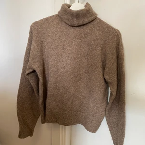 Stickad tröja - Brun stickad tröja som inte sticks, skönt material samt en skön krage som inte gör att man känner sig ”instängd”  Nypris 400 Mitt pris 200. Kan absolut gå ner i pris vid snabb affär