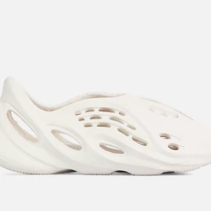 Yeezy liknande foam runner - ljus beige tofflor Köpta från hemsidan ego liknar exakt de vanliga från Yeezy. Har aldrig använt de då de var för stora för mig.