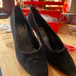 Vintage YSL pumps  - Vintage YSL pumps storlek 40,5. Sjukt snygga 😍 Stor utförsäljning i profilen, allt säljs billigt 🥳🤩