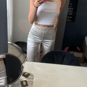 satin byxor  - satinbyxor från nelly som endast är använda 2 gånger🤍🤍 passar bra i längden på mig som är 168cm!