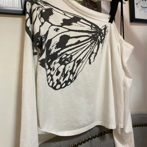 Fjäril t-shirt - Fint skick, andvänd 1 gång storlek M