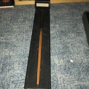 Hermione Granger & neville longbottoms trollstavar  - Neville longbottoms trollstav- 200  Hermione Grangers trollstav -(liten defekt på namnskylten på kartongen) 150kr   Båda för 300kr 