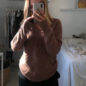 Brun stickad tröja från Vila - säljer denna bruna stickade tröja från vila, seriöst det skönaste materialet😍🤎🤎