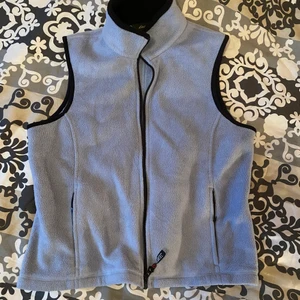 Skitsnygg/det väst - Snygg väst i ljusblå som är köpt på Beyond Retro. Den är i storlek L men passar mig som är S/m, liten i storleken, men ändå baggy fit. Inga defekter alls och är knappt använd. Köpt för 400kr men säljer för 200kr pris kan diskuteras vid snabb affär❤️