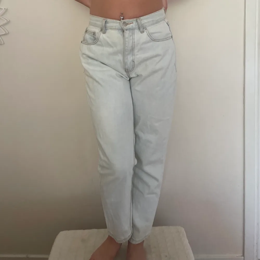 ett par mom jeans från pull&bear ljusblåa. är i bra skick men behvös strykas. . Jeans & Byxor.