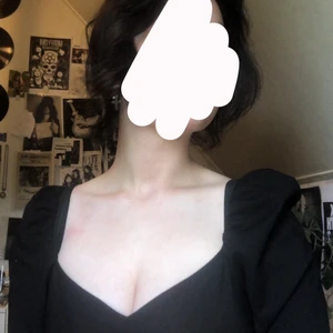 Svart topp - Denna har legat i min garderob så länge men har aldrig kommit till använd trots att den är så vacker! Den är väldigt töjbar!! Så om du har större byst du har du inget att oroa dig för!