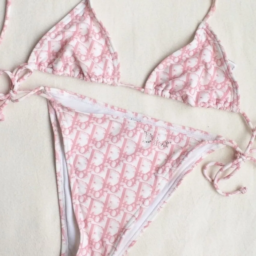 Bikini från Dior, verkligen superfin! Kommer ej ihåg nypris men den är bara använd någon enstaka gång. Den rosa modellen och har alla lappar kvar! 💕 fler bilden kan fås Diskuterbart pris!! 😜😜. Övrigt.