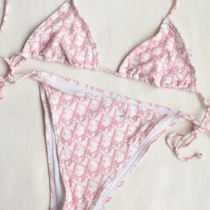 Dior bikini Strl M - Bikini från Dior, verkligen superfin! Kommer ej ihåg nypris men den är bara använd någon enstaka gång. Den rosa modellen och har alla lappar kvar! 💕 fler bilden kan fås Diskuterbart pris!! 😜😜