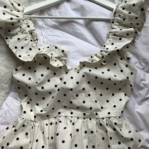 prickig sommar topp volang - Sommar topp med volanger ifrån H&M super fint skick å jätte fin nu på sommaren😍