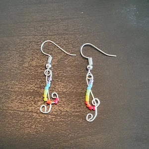 Örhängen Pride - Örhängen med pride-tema. Priset inkluderar ett par örhängen med försilvrad, nickelfri  örhängskrok samt frakt spårbart. Vill du byta upp till örhängskrokar i Sterling 925 kostar det 10kr extra. Dvs, priset är totalpris 60kr inkl frakt