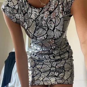 Glitterklänning  - Säljer nu min supersnygga glitterklänning! Så himla trendig och fin. Inga defekter 