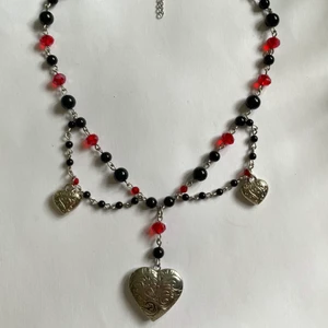 Halsband - Handgjort halsband med öppningsbar berlock i rostfritt stål som det kan sättas ett foto i, gratis frakt!! Kolla in @flyingladybugz på instagram för mer smycken, gör även custom-made halsband, armband och örhängen!💗