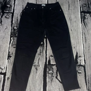 Svarta NA-KD jeans  - Ett par svara raka jeans från NA-KD. 