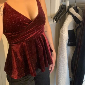 Röd topp - Jättegullig glittrig röd topp som är köpt i London! Använts bara två gånger på julafton så väldigt bra kvalitet fortfarande✨ köpt för 399kr