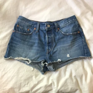 Levi’s 501 jeansshorts - Levi’s 501’or jeansshorts, i mycket bra skick! Står ingen storlek i men midjemåttet är typ 75cm, och de är mid-waisted. 
