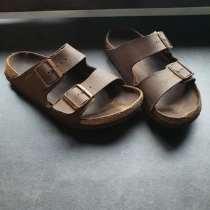 Birkenstock Arizona - Birkenstocks i storlek 42. Köpta förra sommaren, men tyvärr växt ur dem. Normalt slitage som kan förväntas efter en sommar. Vid högt intresse öppnas budgivning. Om du har en fråga eller vill ha fler bilder kan du skicka ett meddelande😊