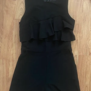 Playsuit - En svart playsuit från märket IVIVI. Perfekt för att klä upp och ner.