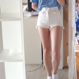 Vita jeansshorts - Väl använda men fortfarande i bra skick. Så snygga shorts med hög midja. Tyvärr har de tyvärr blivit för små för mig! Perfekta nu på sommaren 🌸 OBS! Finns katt i hemmet
