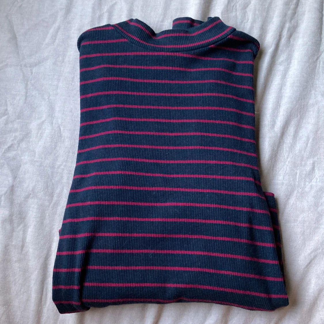 Rosa och marinblå randig tröja