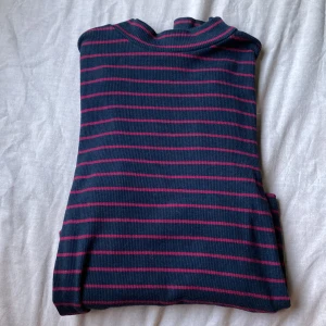 Rosa och marinblå randig tröja - Den här tröjan har jag inte använt så mycket eftersom den inte riktigt är min stil längre. Den slutar vid naveln på mig och har en halvpolo.