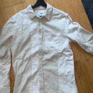 En skjorta med färgblock från zara i storlek M. Skjortan är en blandning av vit/beige/cream. Använd ett fåtal gånger och är i princip i ny skick.