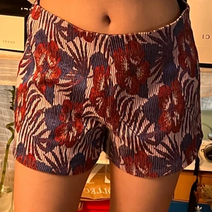 Zara - 💜 Fin kort byxor från Zara som använd bara 1-2 gånger 💜Storleken är eur L 💜Hör gärna av dig om du vill se fler bilder.  