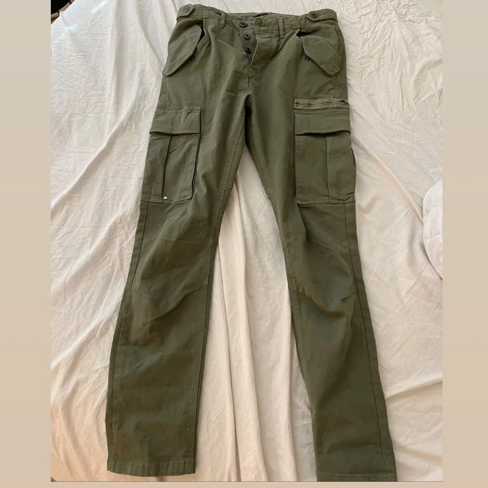 ett par gröna cargo pants i strl S! byxorna är använda nån gång bara och sitter lite tajtare vid benen🫶🏻. Jeans & Byxor.