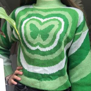 En stickad tröja från HM i storleken XS. Tröjan är grön med ett fjärils mönster. Använd ca 2 gånger och köpt för ungefär ett halvår sedan! Det finns inga märken eller fläckar på tröjan! Bakdelen av tröjan är helt grön utan mönster! 
