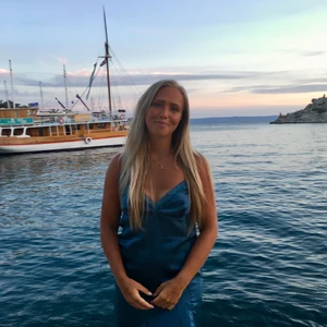 Turkos klänning - Säljer min fina turkosa klänning från Pull & Bear köpt för några år sedan. Säljer då den nu är för liten för mig 🌊