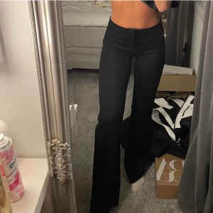 Lågmidjade byxor - Lågmidjade byxor från Pull&bear. Helt oanvända med lappen kvar. Lånad första bild!!