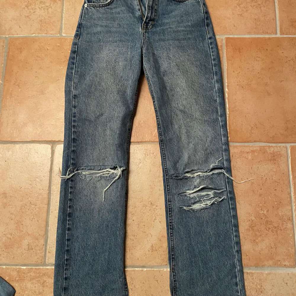 - mörkblå jeans - midwaist - straight med slits och hål på knäna  - i bra skick . Jeans & Byxor.