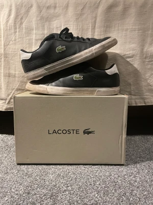 Lacoste skor - Ett par Lacoste skor som är ca 1 år gammla. Jag har använt skorna ett par gånger och dom är i nyskick. Storlek eu 41. Nypris 1200kr 