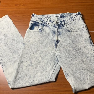 Axel Arigato jeans - Utmärkt skick, använda max 10 gånger. Mitt pris 700. Ordinarie pris 1900. Priset kan diskuteras. Storlek 31