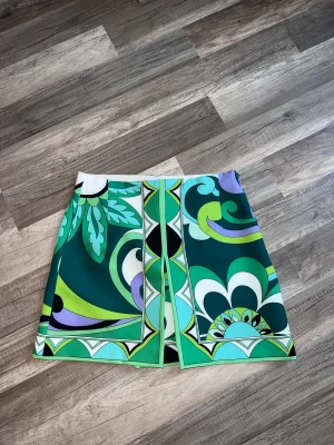 Kjol - Liten i storlek, aldrig använt. 