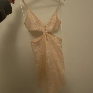 Klänning - Härlig sommar klänning från zara. Använd fåtal gånger. Värde: 500kr Säljs för 250kr