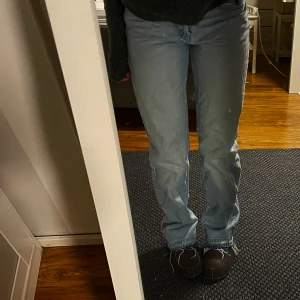 Zara jeans - Säljer dessa mid waist jeans ifrån zara då dem ej kommer till användning längre, sprättat upp ner till. Dem är i fint skick💞