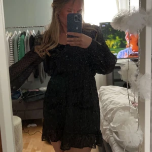 Klänning  - Säljer denna fina klänning från zara 