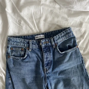 mid waist jeans  - mid waist jeans från zara i storlek 34! använda 2 gånger och är i jättebra skick! så sjukt snygga och populära! straight i modellen! 💓