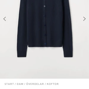 Softgoat kofta - Säljer min superfina softgoat kofta i färgen mörkblå för att jag har så många liknande och älskar den för att den är så fantastiskt mjuk och i nysshick skriv ifall ni vill ha flera bilder!!