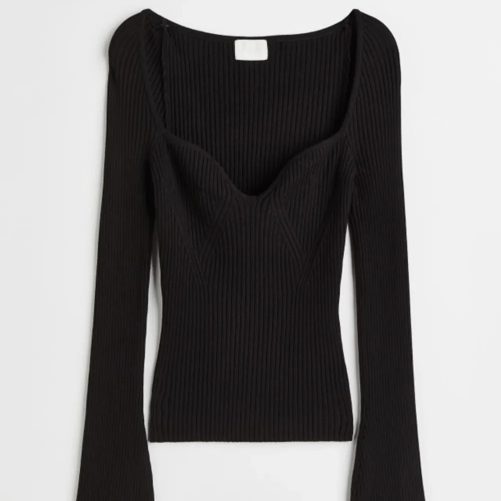 Säljer denna svarta långärmade ribbade tröjan med utsvängda ärmar. Oanvänd, som ny💞💞Köpt för 200 kr . Toppar.