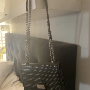 Zara väska - Säljer denna fina zara väskan. Lite rostig i bandet därav priset. De är dock inget man tänker på.