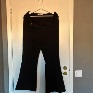 kostymbyxor - svarta kostymbyxor från zara. lite vida och av den kortare modellen. storlek 36